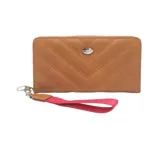 Billetera marrón con diseño acolchado en forma de V y logo metálico con forma de labios. Incluye cierre perimetral y correa de mano desmontable roja.