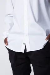 Camisa negra de manga larga con cuello mao y corte clásico.