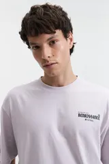 Remera lila de manga corta con corte oversize y estampado con texto en el pecho.