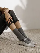 Zapato estilo Mary Jane color marrón, de cuero, con punta redondeada y tira sobre el empeine con hebilla.