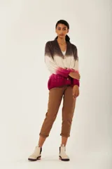 Cárdigan tejido a rayas horizontales con degradé de color, con cuello en V, mangas largas y cierre frontal con botones de madera.