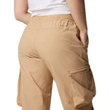 Pantalón cargo verde oliva de corte recto, con cintura elástica ajustable con cordón, bolsillos laterales y bolsillos cargo con cierre.