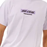 Remera de manga corta color lila claro con cuello redondo. Estampa central con el logo de Rip Curl en un recuadro morado con efecto degradado y el texto "THE SEARCH" debajo.