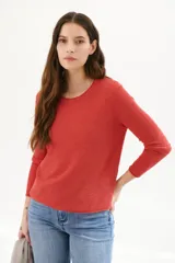 Sweater azul de tejido de punto con cuello redondo y mangas largas.