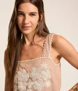 Blusa cropped de viscolino color beige con breteles anchos, escote cuadrado con detalle de ondas y bordado floral.