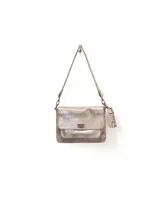 Cartera bandolera negra de cuero con correa regulable y cierre metálico frontal.