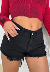 Short de jean negro con cintura alta, cierre frontal con botón y cremallera, bolsillos delanteros y traseros, y ruedo desflecado.