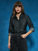 Camisa celeste de manga larga con cuello clásico y cierre con botones. Confeccionada en denim.