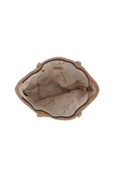 Cartera tote marrón de cuero sintético con bolsillo frontal con cierre, tachas plateadas en los laterales y organizador interno.