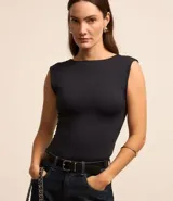 Blusa negra ajustada al cuerpo, sin mangas, con cuello redondo y espalda descubierta.
