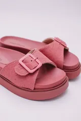 Sandalias negras de plataforma con hebilla ajustable y suela track.