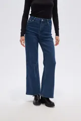 Pantalón de jean azul oscuro, de corte ancho y tiro alto.
