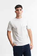Remera gris de manga corta con cuello redondo y estampado tipográfico en el frente.