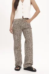 Pantalón de jean de corte recto con estampado animal print.