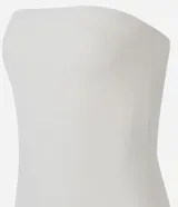 Vestido largo color blanco hueso, de tejido acanalado (rib), corte ajustado al cuerpo y escote recto sin tirantes (strapless).