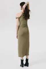 Vestido midi color verde oliva de punto elástico, de ajuste entallado con escote asimétrico y manga con detalle girado. Frunces en un hombro y en un lateral para crear un leve efecto drapeado.