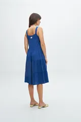 Vestido midi azul Francia de tirantes finos y corte en capas.