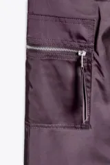 Pantalón cargo color ciruela de tiro medio con bolsillos delanteros, laterales y traseros. Incluye cinturón de la misma tela con hebilla metálica.