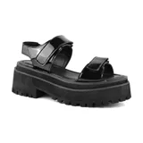 Sandalias negras de charol con plataforma gruesa y suela track.