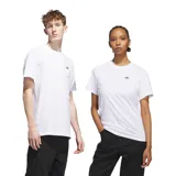 Remera blanca de corte clásico con logo Adidas pequeño bordado en negro en el pecho.