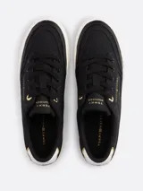 Zapatillas Tommy Hilfiger Essential de plataforma, color negro, confeccionadas en lona de algodón. Presentan suela de goma blanca, interior de poliéster, plantilla extraíble y logo metálico en la lengüeta y el lateral.