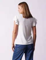 Blusa azul con cuello redondo, escote en V con aplique metálico y mangas cortas con volados en capas.