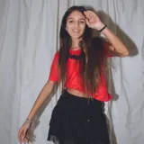 Remera roja de algodón de manga corta con aplique de alas combinadas en el cuello.