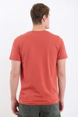 Remera manga corta color verde con logo pequeño en el pecho.