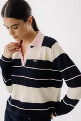 T-shirt tejida a rayas horizontales en azul marino, beige y rosa, con cuello polo rosa y escote en V.