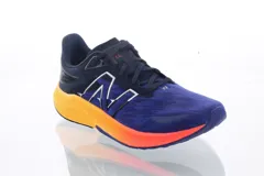 Championes de running New Balance FuelCell Propel V3, color azul con detalles en naranja y logo blanco.