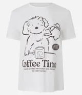 Remera de algodón color blanco, corte recto, cuello redondo y mangas cortas. Estampa frontal con un perrito tomando café y la frase "Coffee Time".