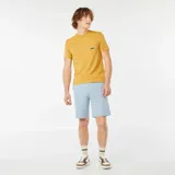 Bermudas deportivas de color celeste, corte recto y largo hasta la rodilla.