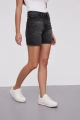 Bermuda de jean color negro con efecto lavado, tiro alto y corte holgado.
