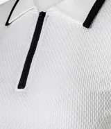 Blusa negra de poliéster con elastano, modelo polo, con cremallera en el cuello, manga corta, texturizada y seamless.