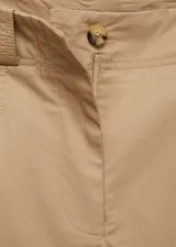 Pantalón de vestir color beige, de tiro medio, corte wide leg y pinzas delanteras.
