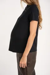 Remera negra de viscosa con elastano, corte ajustado y mangas cortas.