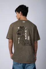 Remera color verde oliva con cuello redondo y mangas cortas, con un pequeño estampado en el pecho.