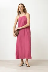 Maxi vestido fucsia con breteles finos y corte recto.