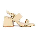 Sandalia de cuero color beige con taco cuadrado y tira delantera tejida color dorado.