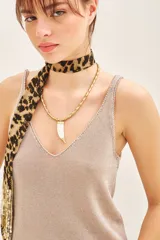 Musculosa azul marino de tejido de punto con lurex plateado.