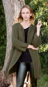 Chaqueta de punto color verde militar, de corte holgado y largo midi.
