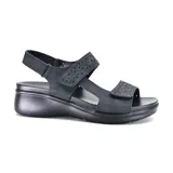 Sandalias negras con plataforma baja, tiras con aberturas y ajuste con velcro.