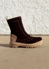 Bota de caña media color chocolate y beige, con cierre frontal y suela track.