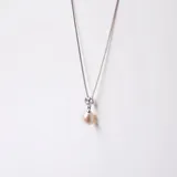 Conjunto de plata 925 con dije de perla de río colgante y circonia engarzada. Incluye cadena de 42cm.