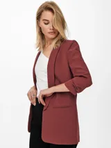 Blazer color ladrillo con solapa tipo chal, mangas 3/4 con frunces y bolsillos de ribete.