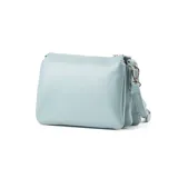 Bandolera celeste de símil cuero con formato rectangular y sensación acolchada. Tiene tres compartimentos internos, un bolsillo interno con cierre y otro abierto. El acceso es con solapa y botones imantados. La correa es regulable y los herrajes son plateados. El interior es de tela de algodón y poliéster.