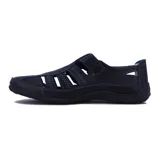 Zapato tipo guillermina color negro, con aberturas laterales, cierre con velcro y suela baja.
