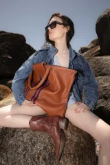 Parka de jean color azul con efecto desgastado, corte recto, cuello clásico, cierre frontal con botones, bolsillos laterales y en el pecho.