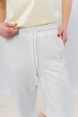 Pantalón jogger wide fit color amarillo pastel, confeccionado en algodón suave, con cintura elástica con cordón ajustable y bolsillos laterales funcionales.