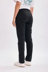 Pantalón de jogging negro de corte recto, con cintura elástica ajustable con cordón y bolsillos laterales.